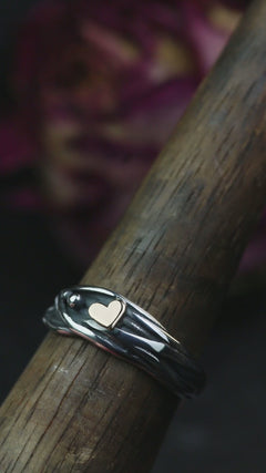 Infinity Ring aus Silber 925 mit handgefeiltem Herz aus 18K Roségold – Symbol ewiger Liebe